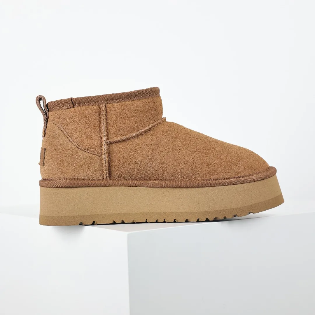 Pick up locally 💰440 The core recommendation is good price E4 UGG Thick-soled short style Zhou Dongyu and Wang Yibo's same series Xiaohongshu popular model Henan Longfeng leather production Cashmere insole is a very suitable choice for keeping warm in winter when going out and at home. In the new year, uug launched a style series, which is partially geared towards the preferences of young consumers and has also been at the forefront of fashion trends. Shoe body material UGGPURE™ implanted wool insole Lightweight non-slip and comfortable rubber outsole With brand LOGO and complete packaging Size: 35 36 37 38 39 40